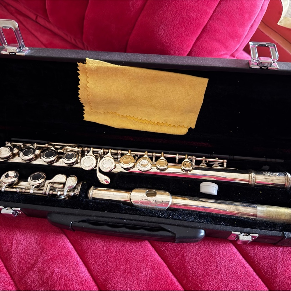 Silver Flute Mog With Case And Cleaning Cloth
